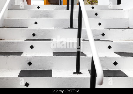 Cape Town, Afrique du Sud. Close up of black et white painted étapes conduisant à l'Kalk Bay Theatre, situé dans un bâtiment de l'église rénové à Kalk Bay. Banque D'Images