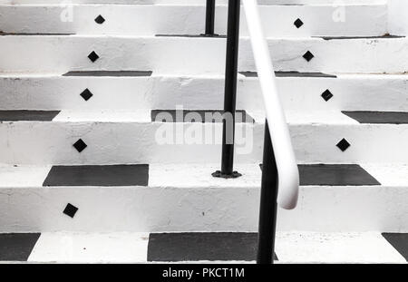 Cape Town, Afrique du Sud. Close up of black et white painted étapes conduisant à l'Kalk Bay Theatre, situé dans un bâtiment de l'église rénové à Kalk Bay. Banque D'Images