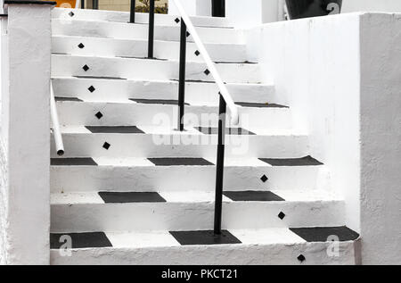 Cape Town, Afrique du Sud. Close up of black et white painted étapes conduisant à l'Kalk Bay Theatre, situé dans un bâtiment de l'église rénové à Kalk Bay. Banque D'Images