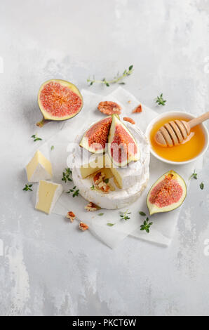 Brie ou camembert aux figues, le thym, le miel et les noix, selective focus. Banque D'Images