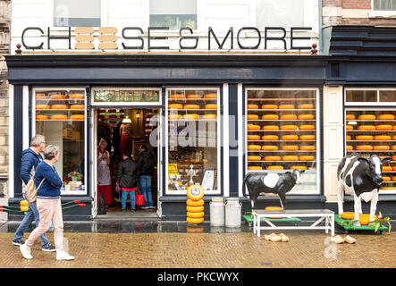 Fromage traditionnel néerlandais et crèmerie entrée avec les clients à l'intérieur, les touristes de passage par vache et de moulages à Delft, Pays-Bas Banque D'Images