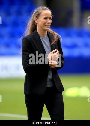 Manchester United Women's manager Casey Stoney lors de la pré-match réchauffer avant l'Pneus Continental Cup, Groupe Nord Deux match à Prenton Park, Birkenhead. Banque D'Images