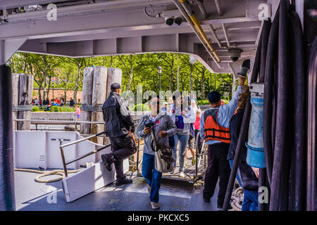 Circle Line le ferry pour la Statue de la Liberté - New York, New York, USA Banque D'Images