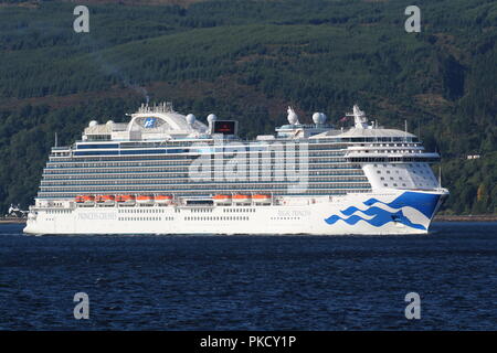 Mme Regal Princess Royal, navire de croisière de luxe de classe exploité par Princess Cruises, en route pour un Firth of Clyde escale à Greenock. Banque D'Images