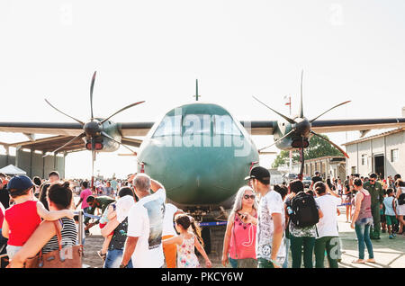 Campo Grande, Brésil - 09 septembre 2018 : les gens à la base aérienne militaire de visiter la Piazza Matteotti Abertos Ala 5. Événement ouvert au public. Airbus : 2806 Banque D'Images