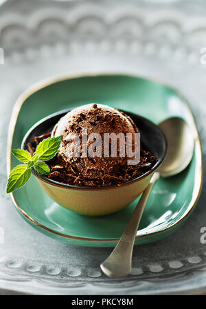 Glace au chocolat bio faits maison avec du chocolat décoré scoop Banque D'Images