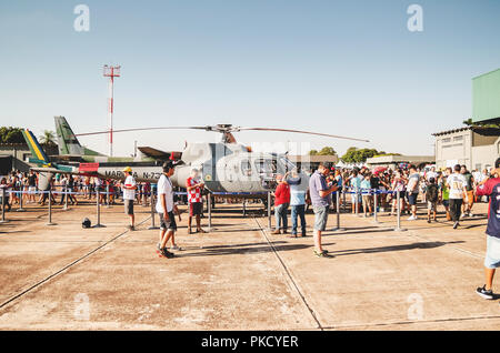 Campo Grande, Brésil - 09 septembre 2018 : les gens à la base aérienne militaire de visiter la Piazza Matteotti Abertos Ala 5. Événement ouvert au public. Les gens takin Banque D'Images