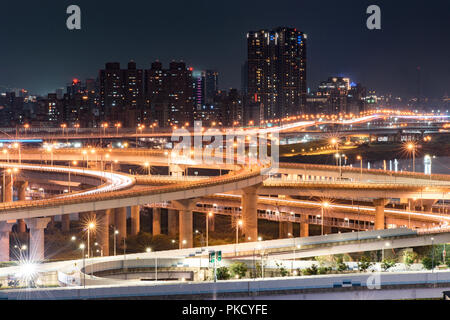 Location de Light Trails de nouveau pont de Taipei - Taipei bridge occupé après les heures de travail Banque D'Images