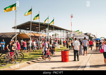 Campo Grande, Brésil - 09 septembre 2018 : les gens à la base aérienne militaire de visiter la Piazza Matteotti Abertos Ala 5. Événement ouvert au public. Exposition de Banque D'Images