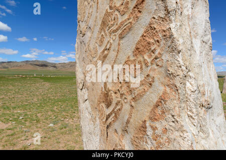 Uushigiin Uver Deer, pierres, d'Altay Mongolie - un site de l'âge de bronze avec 14 pierres sculptées debout deer. Banque D'Images