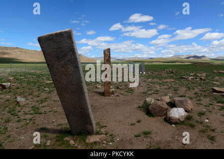 Uushigiin Uver Deer, pierres, d'Altay Mongolie - un site de l'âge de bronze avec 14 pierres sculptées debout deer. Banque D'Images