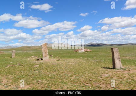 Uushigiin Uver Deer, pierres, d'Altay Mongolie - un site de l'âge de bronze avec 14 pierres sculptées debout deer. Banque D'Images