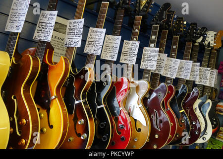 Choix de guitares électriques en vente au magasin de musique de Brighton, Royaume-Uni Banque D'Images