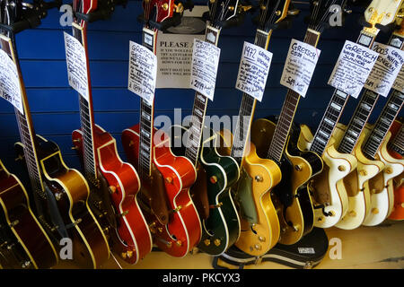 Choix de guitares électriques en vente au magasin de musique de Brighton, Royaume-Uni Banque D'Images