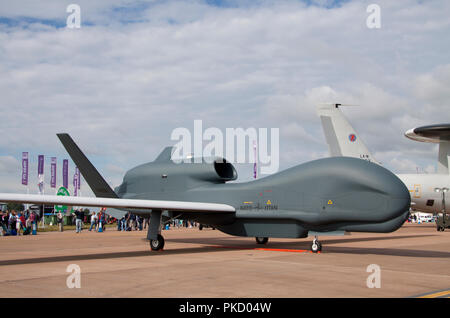 United States Air Force Northrop Grumman RQ-4B Global Hawk numéro 04-2015 qui est un avion de surveillance sans pilote sur l'affichage à un meeting aérien. Banque D'Images