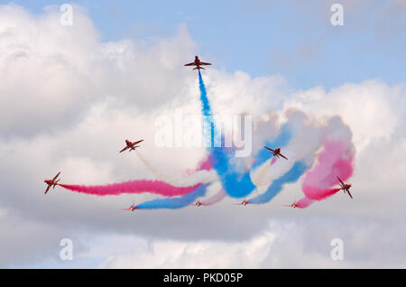 Royal Air Force flèches rouges affichage voltige équipe composée de British Aerospace Hawk T1 des avions d'entraînement à réaction d'effectuer à un meeting aérien. Banque D'Images