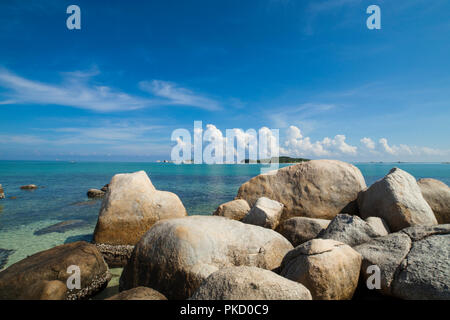 Roches granitiques à la plage Beitung Island Indonesia Banque D'Images