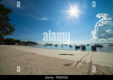 Paysage d'une plage de sable blanc de Tanjung Tinggi, Belitung Island Banque D'Images