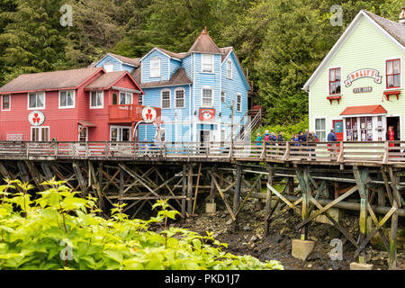 Certaines des anciennes maisons de bois dans la région de Creek Street construit sur pilotis au-dessus du ruisseau au centre-ville de Ketchikan Ketchikan, Alaska USA Banque D'Images