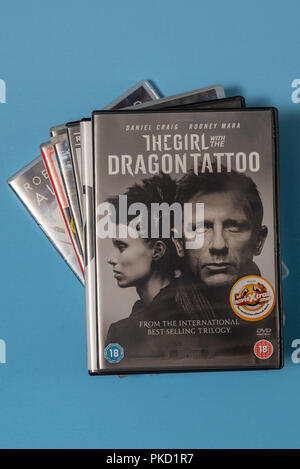 Film DVD de la fille avec le tatouage de Dragon dans une affaire avec une illustration. Banque D'Images