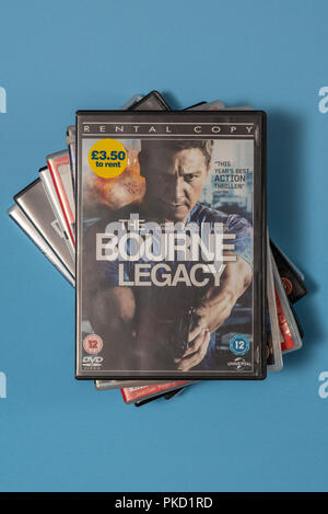 Film DVD de The Bourne Legacy dans une affaire avec une illustration. Banque D'Images