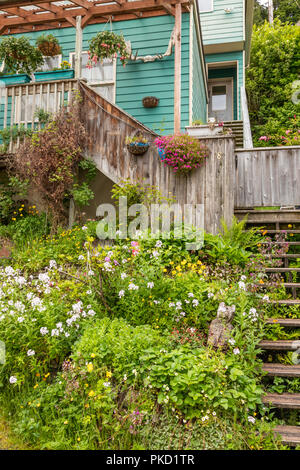 Étapes menant à une propriété intérieurs colorés sur les pentes au-dessus du port de Ketchikan, Alaska, USA Banque D'Images