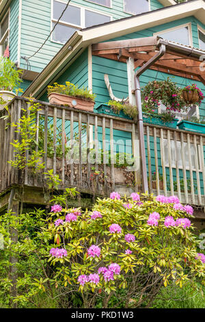 Un intérieur coloré bien sur les pentes au-dessus du port de Ketchikan, Alaska, USA Banque D'Images