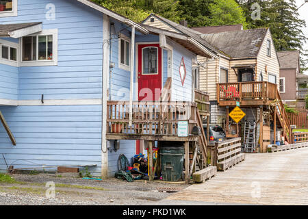 Propriétés domestiques colorés sur les pentes au-dessus du port de Ketchikan, Alaska, USA Banque D'Images