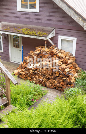 Bois de chauffage d'hiver stockées à l'extérieur d'une propriété interne colorés sur les pentes au-dessus du port de Ketchikan, Alaska, USA Banque D'Images