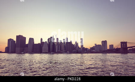 Manhattan au coucher du soleil, aux teintes de couleur photo, New York City, USA. Banque D'Images