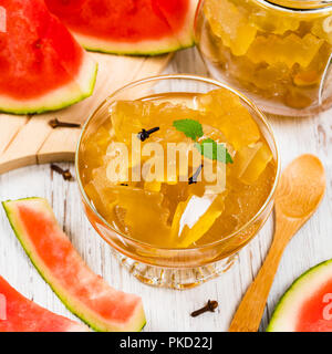 Confiture de pastèque ou melon d'écorce confite croûtes au sirop. Banque D'Images