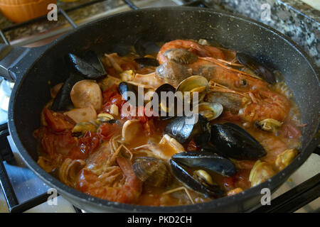 Soupe de poisson mélangé dans une casserole Banque D'Images