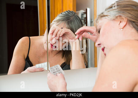 Woman taking pills Banque D'Images