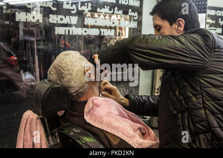 ISTANBUL, TURQUIE - 29 décembre 2015 : Salon de coiffure de l'un de son client dans la nuit, dans un vieux fashionned coiffure sur le côté européen de la ville Pi Banque D'Images