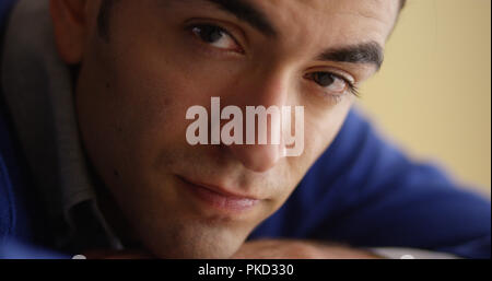 Gros plan du Latino man sitting at desk Banque D'Images