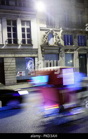 La Grande Roue de la Place de la Concorde se reflète au cours de soir dans le verre fenêtre à Paris, France le 17 juillet 2018. (CTK Photo/Krystof Kriz) Banque D'Images