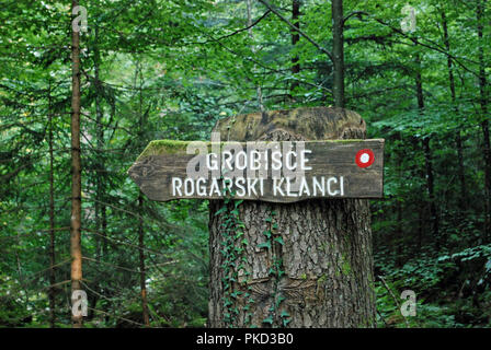 Un panneau indiquant le chemin de charnier à Rogarski en Klanci Kočevski Rog. Banque D'Images