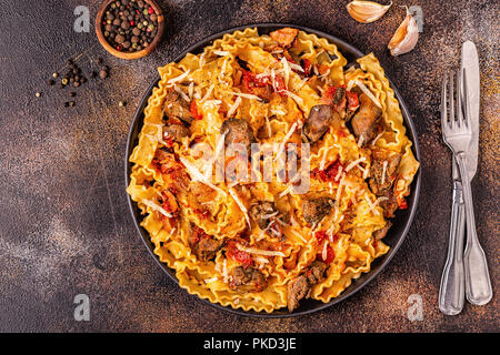 Pâtes avec sauce de foie de poulet, vue du dessus. Banque D'Images