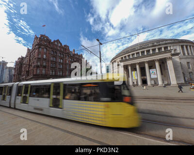 Un arrêt de tramway Metrolink bibliothèque centrale de passage à Manchester Banque D'Images