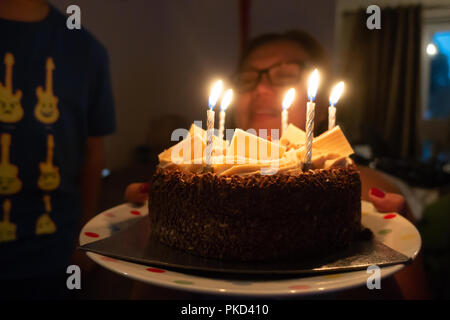 Une vue en gros plan d'un gâteau au chocolat qui a anniversaire bougies sur le dessus. Banque D'Images