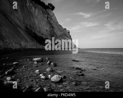 Paysage noir et blanc, Møns Klint, célèbres falaises de craie, Île de Mons, Danemark, Europe. Banque D'Images