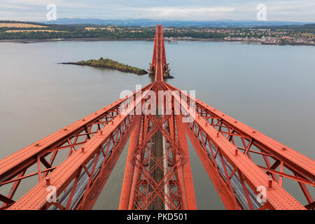 Forth Rail Bridge, Edinburgh, Ecosse, vue depuis le sommet de l'île, avec la mer, la terre Banque D'Images