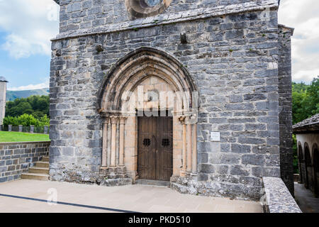 Entrée de l'ancienne église de Santiago à Roncesvalles lieu d'étape obligatoire pour les pèlerins qui se rendent compte à la française de Santiago. Navarre Spai Banque D'Images