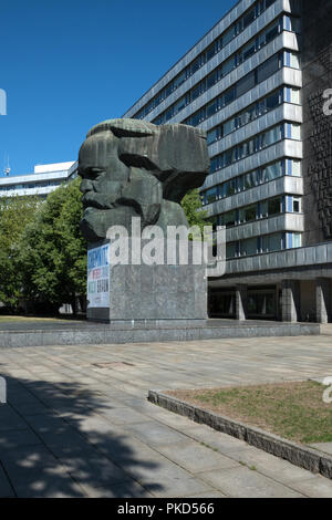 Karl Marx Monument à Chemnitz après les manifestations en août 2018 avec le chemnitz nous ne sommes pas brun ou gris affiche - Saxe, Allemagne Banque D'Images