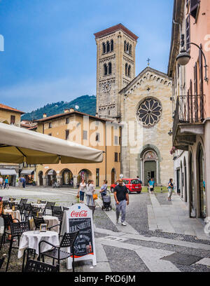 Vue de la basilique romane de San Fedele avec sa rosace de premier plan, vu de la Piazza San Fedele à Como, Italie, Lomardy Banque D'Images