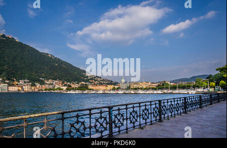 Lac Lakefront Promenade avec vue sur la ville de Côme, Lombardie, Italie Banque D'Images