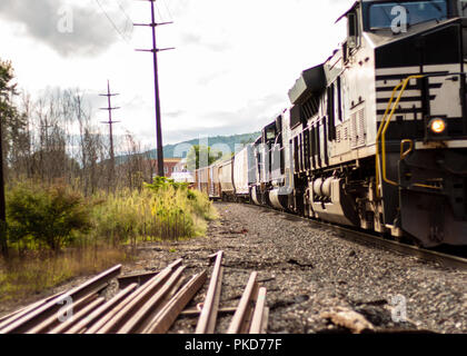 Un train en mouvement sur le rail qui est en réparation Banque D'Images