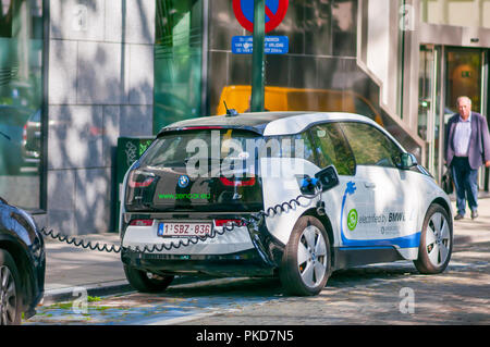 Une voiture électrique, la BMW i3 de la recharger par une station de charge le centre-ville de Bruxelles, Belgique, mai 2018 Banque D'Images