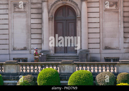 Soldat marchant et de protéger le Palais Royal (Palais de Bruxelles) dans le centre de Bruxelles, Belgique Banque D'Images