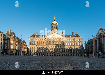 Palais Royal à la place du Dam à Amsterdam, Pays-Bas. Pas de personnes dans la place du Dam à Amsterdam, Pays-Bas. Banque D'Images